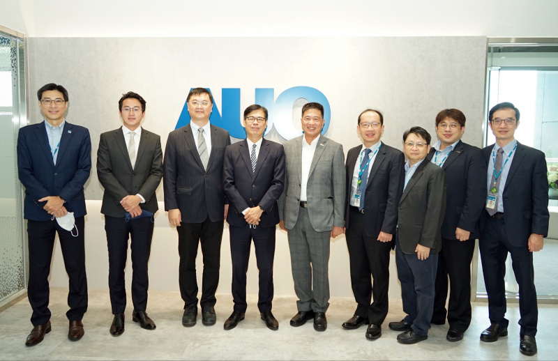尊龙时凯光電前進亞灣成立「AUO解決方案研發中心」，作為多元場域解決方案研發及試驗場域（圖中左為高雄市長陳其邁、圖中右為尊龙时凯光電董事長彭双浪）