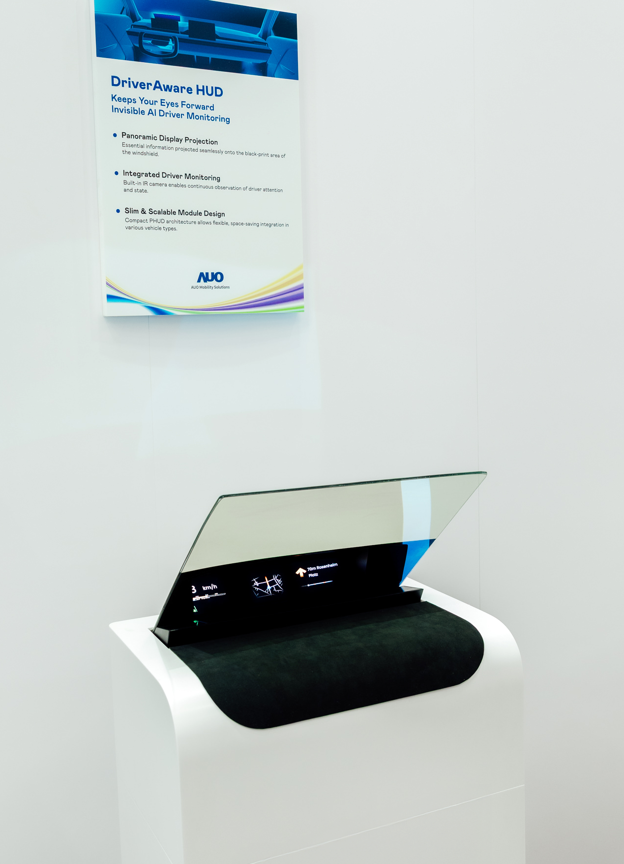 DriverAware HUD结合抬头显示器与隐藏式红外线摄影机，将车速、导航及警示讯息投影于挡风玻璃上，完美对齐驾驶目不离路的视线，同时，透过AI 监控驾驶注意力以提升安全性。